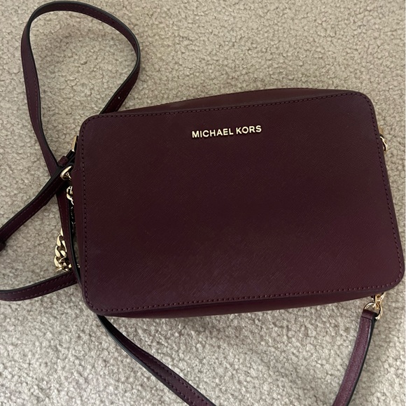 Jet Set Large Saffiano Leather Crossbody Bag Merlot 2 double snap wallets - Picture 2 of 6